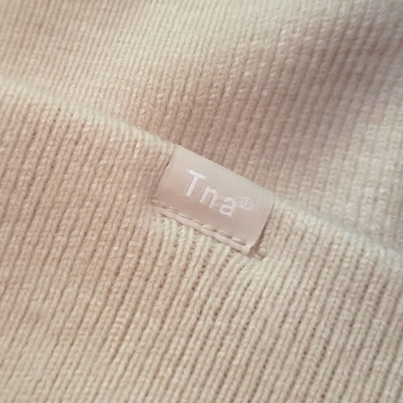 TNA winter hat / toque with pom pom - Picture 2 of 9